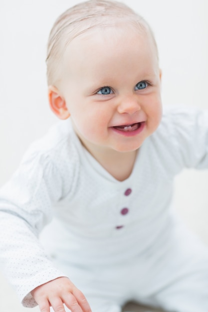 Foto bambino sorridente che osserva in su