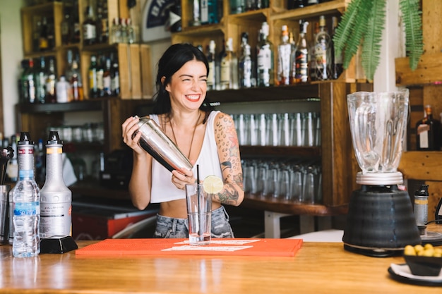 Photo smiling bartender making cocktail