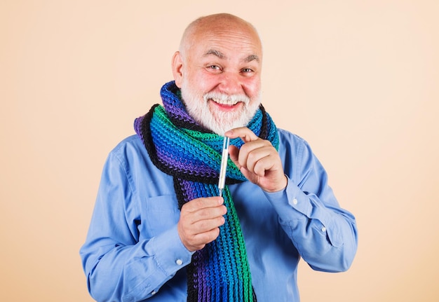 온도계 약 치료 및 건강 관리 개념 스카프에 웃는 수염된 남자