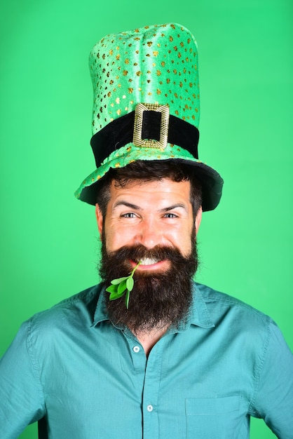 Photo smiling bearded man with clover in mouth st patricks day party saint patrick ireland tradition saint