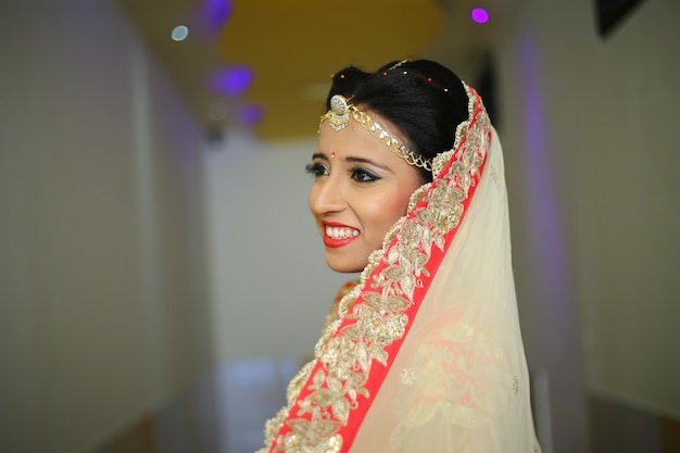 Foto una splendida sposa sorridente che guarda da un'altra parte