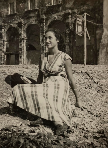 Photo smiling beauty amidst postwar destruction in 1940s italy