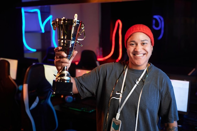웃는 흑인 여성이 e스포츠 토너먼트에서 승리를 축하하고 있습니다.