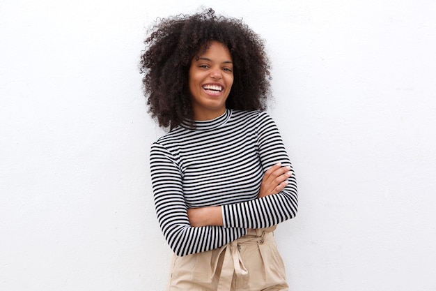 Photo smiling black woman in striped shirt with arms crossed