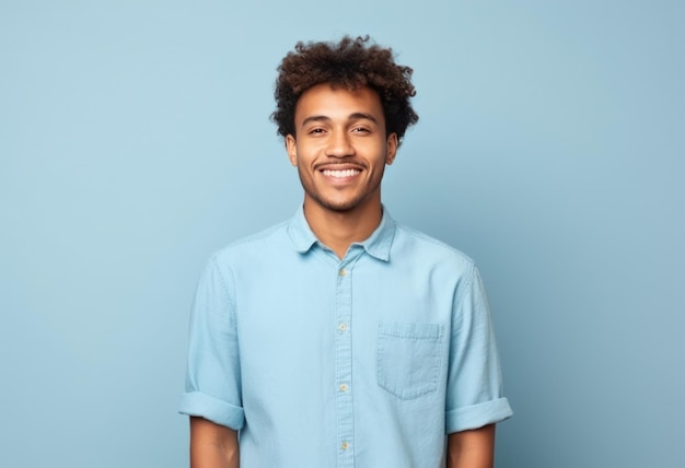 Photo a smiling blond man in a blue shirt