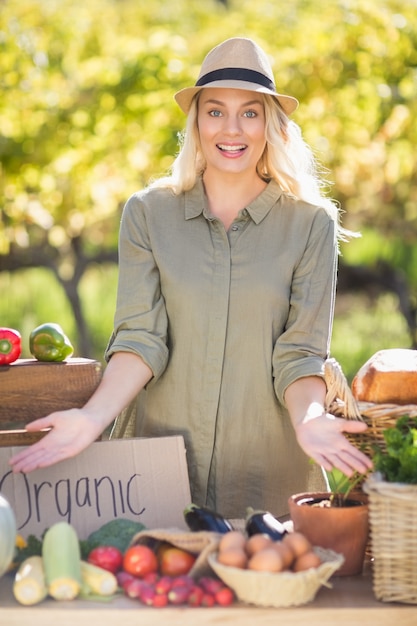 Photo smiling blonde presenting the table of local food