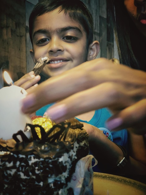 Foto ragazzo sorridente con la torta di compleanno