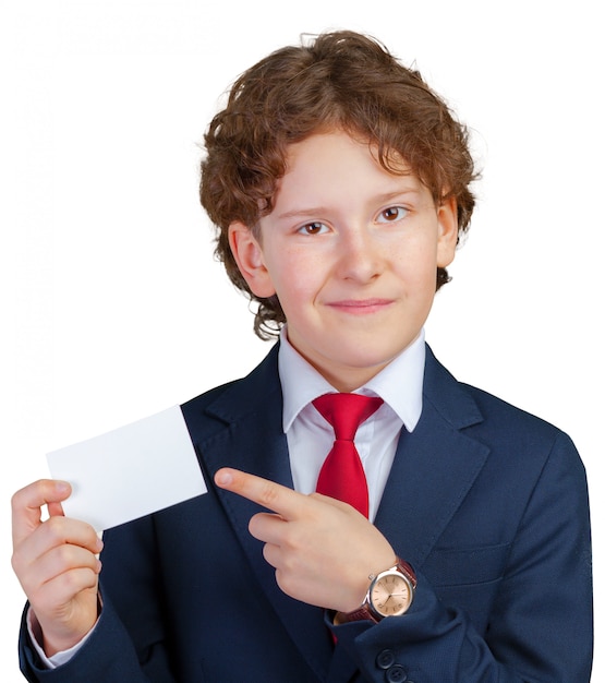 Улыбающийся мальчик держит чистый лист бумаги