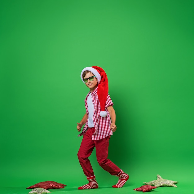 Foto ragazzo sorridente in un cappello da babbo natale