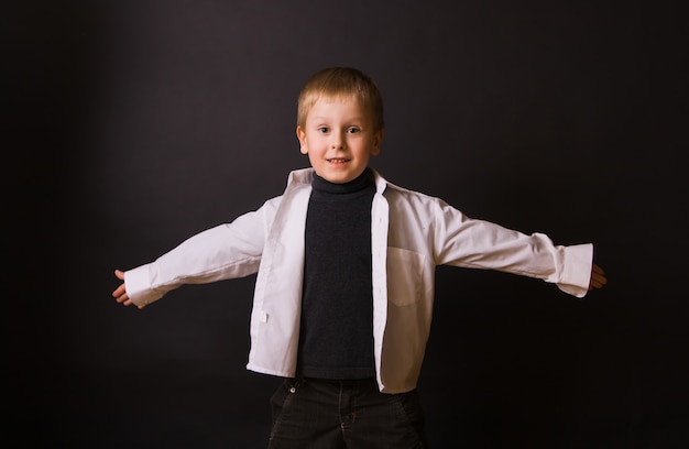 Фото Улыбающийся мальчик с распростертыми объятиями