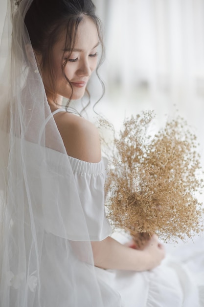 Photo smiling bride holding bouquet