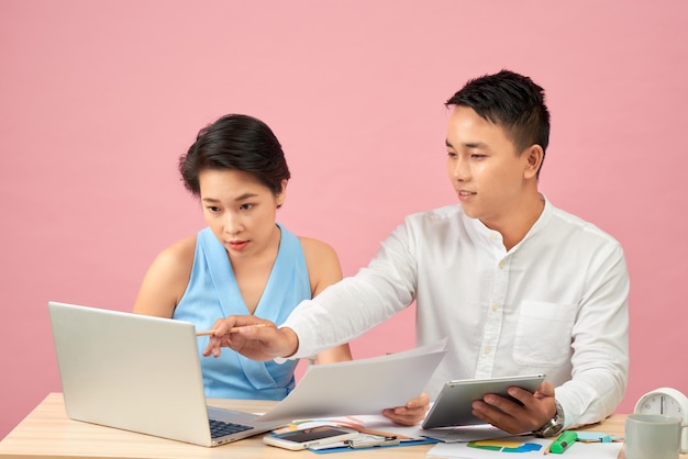 Photo smiling business people using a computer in their office