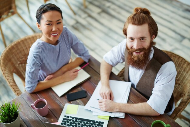 Gente di affari sorridente che lavora nell'ufficio moderno