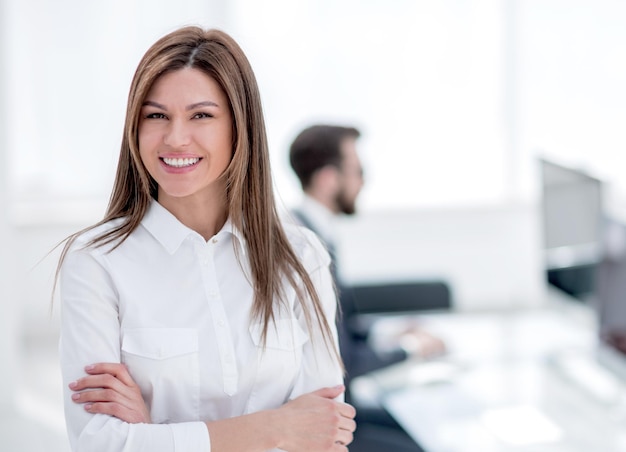コピースペースと職場の写真の背景に笑顔のビジネス女性