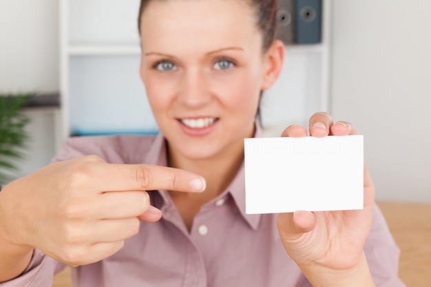 Foto sorridente donna d'affari che punta a una carta