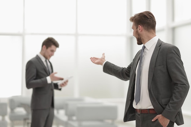 Uomo d'affari sorridente sullo sfondo dell'ufficio