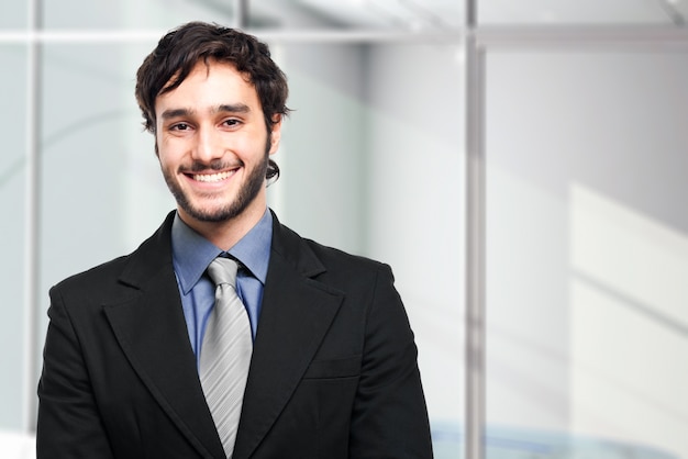 Photo smiling businessman in his office