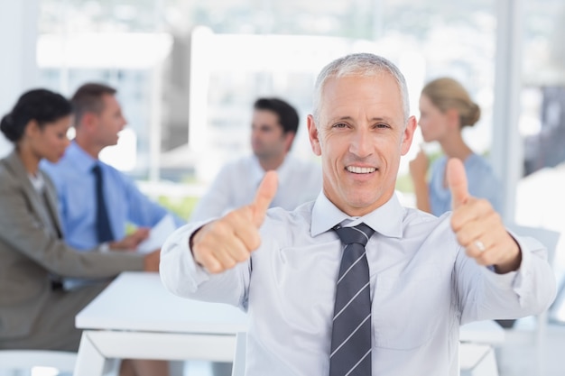 Photo smiling businessman and his team