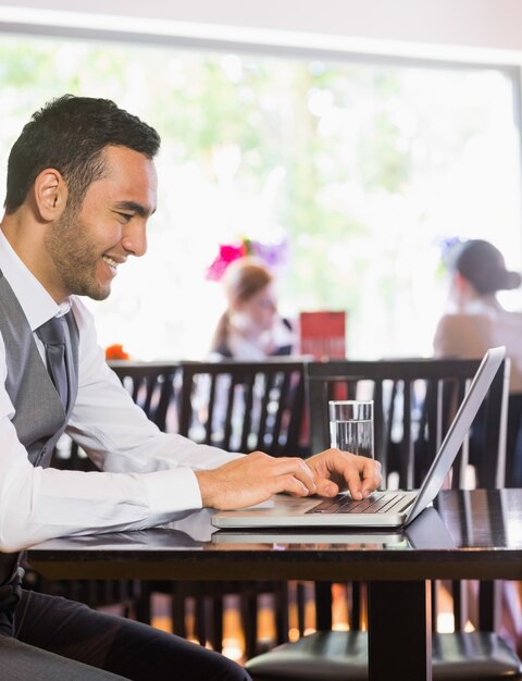 Photo smiling businessman looking at laptop screen