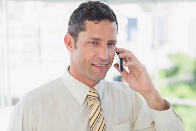 Foto sorridere uomo d'affari al telefono