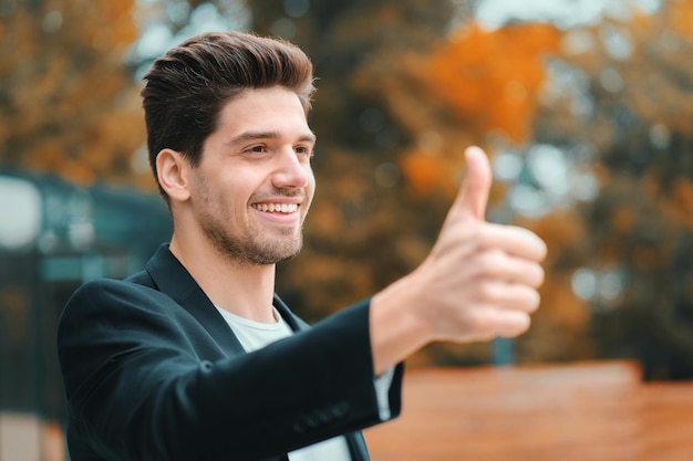 Foto uomo d'affari sorridente che mostra il segno dei pollici in alto