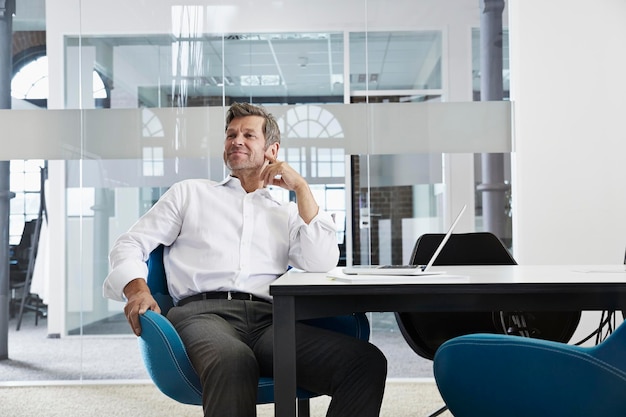 Photo smiling businessman sitting on conference room