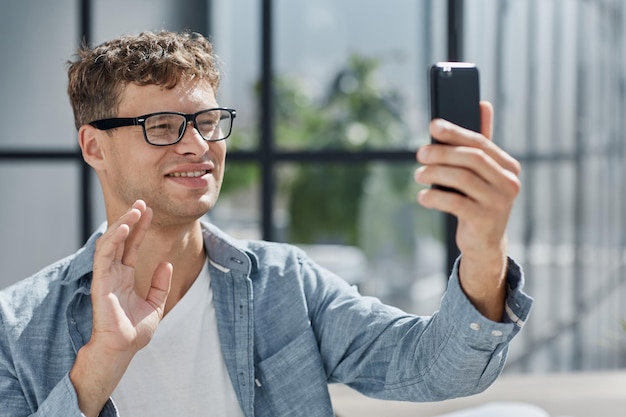 笑顔のビジネスマンが携帯電話で話している