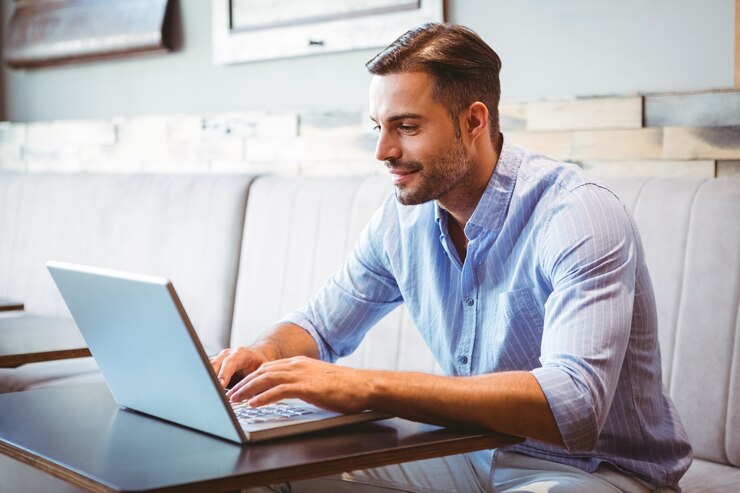 Photo smiling businessman using his laptop