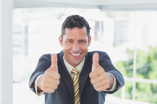 Photo smiling businessman with thumbs up