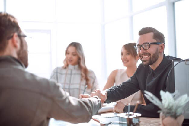 Foto uomo d'affari sorridente in una riunione di lavoro in ufficio