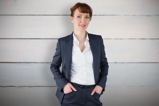 Photo smiling businesswoman against painted blue wooden planks