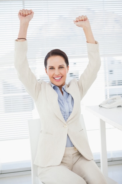 Foto sorridente imprenditrice festeggia al lavoro