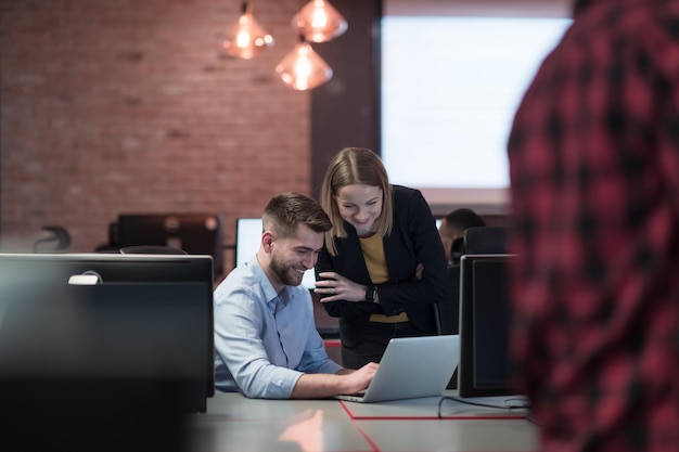 Sorridente imprenditrice esperta nel lavoro sulla formazione di progetti di business coaching uomo collaboratore per favore