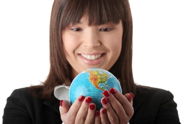 Foto una donna d'affari sorridente che tiene in mano un globo su uno sfondo bianco