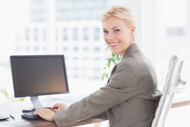 Photo smiling businesswoman looking at camera