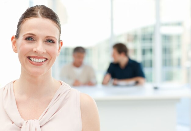 Photo smiling businesswoman looking at the camera