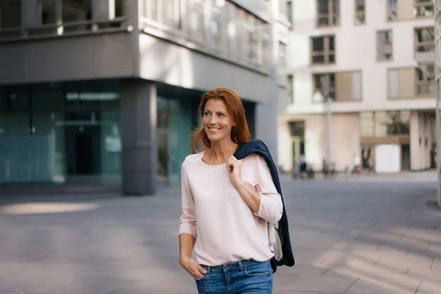 Donna di affari sorridente all'aperto nella città