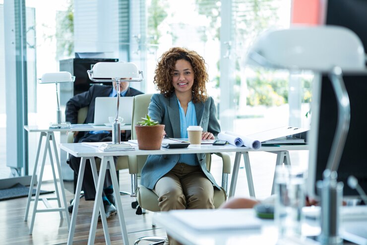 Photo smiling businesswoman sitting on chair at office