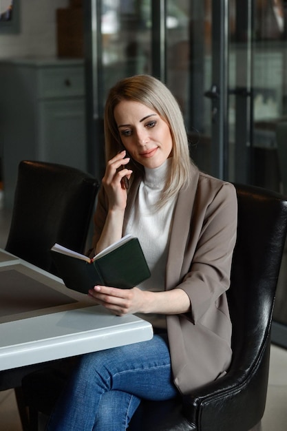 Photo smiling businesswoman talking on phone at office