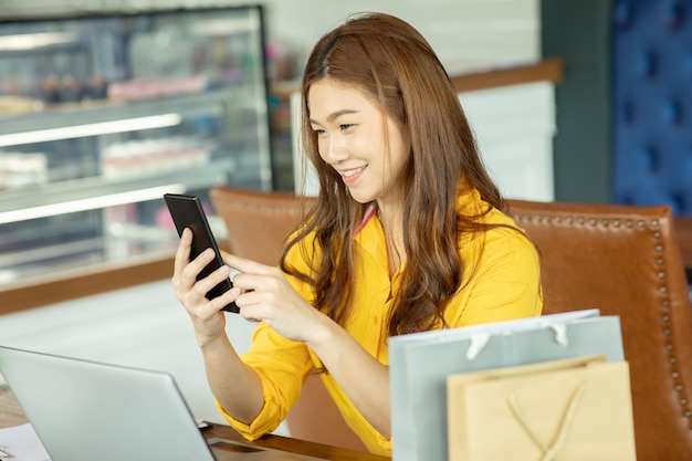 Photo smiling businesswoman using mobile phone