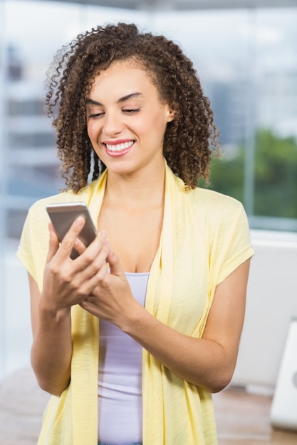 Photo smiling businesswoman watching her phone