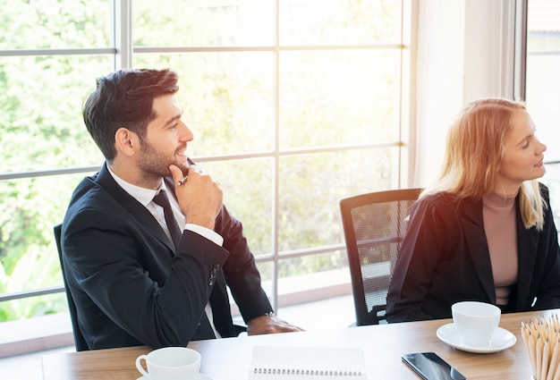 Foto sorridente uomo d'affari caucasico diversi colleghi brainstorming ridono alla riunione di ufficio