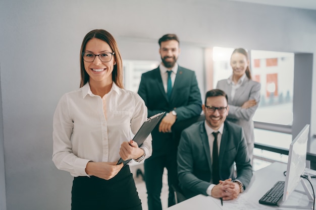 Foto donna di affari caucasica sorridente nell'usura convenzionale