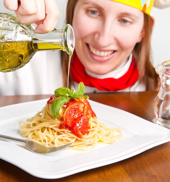 笑顔のシェフがイタリアのパスタ料理を飾る