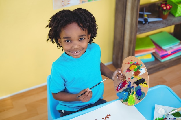 Photo smiling child creating a picture