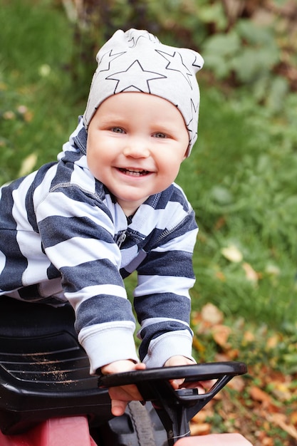 Foto bambino sorridente che gioca all'aperto nel ritratto del parco giochi