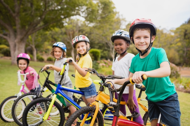 自転車でポーズ笑顔の子供たち