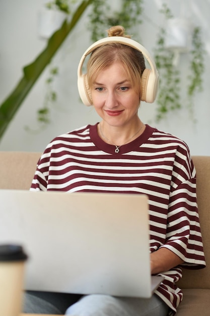 Foto una giovane donna sorridente che codifica