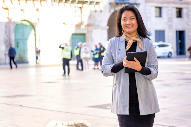 웃는 자신감 아름다운 아시아 젊은 여성 기업가 전문 사업가 관리자