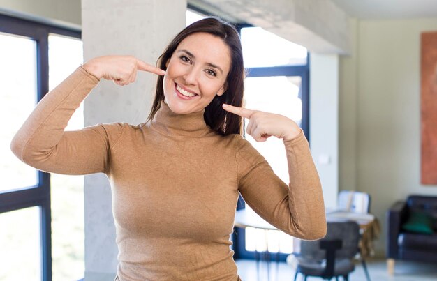 Foto sorridendo fiduciosamente indicando il proprio ampio sorriso positivo atteggiamento rilassato soddisfatto